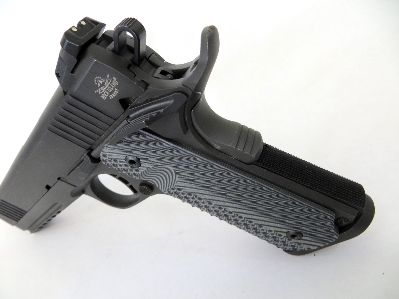Extended beavertail on a 1911 10mm pistol