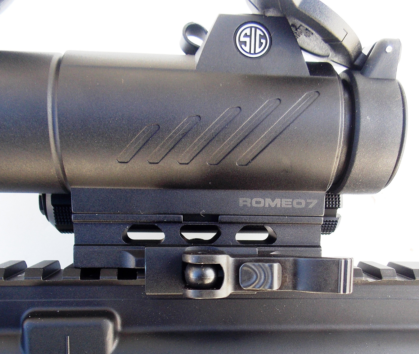 Close up of the SIG Romeo red dot mounting system